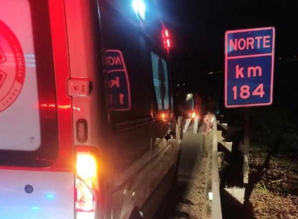 Dois ciclistas m0rrem em acidente na BR-101, em Aracruz