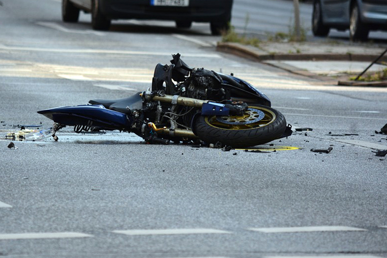 Motociclista que caiu em buraco desnivelado em via pública deve ser indenizada