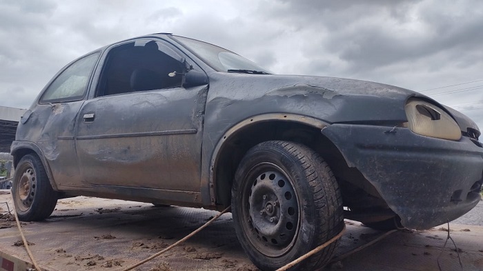 Carro furtado em Linhares é recuperado depenado em MG