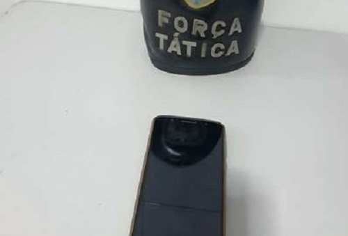 Adolescentes invadem casa, dão tapa no rosto da moradora, roubam celular e são pegos pela Força Tática