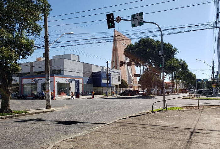 Homem é rendido quando mexia no celular no Centro de Linhares