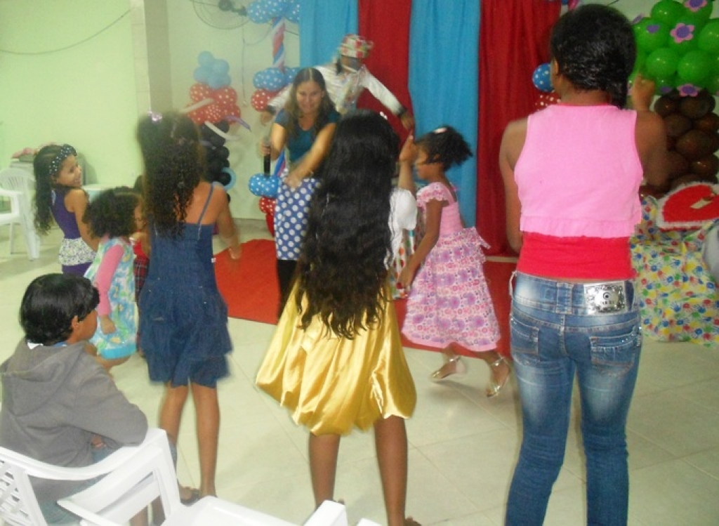 BNH: ‘Pipoca’ e ‘Pirulito’ fazem a festa da criançada na Semeadores da Fé