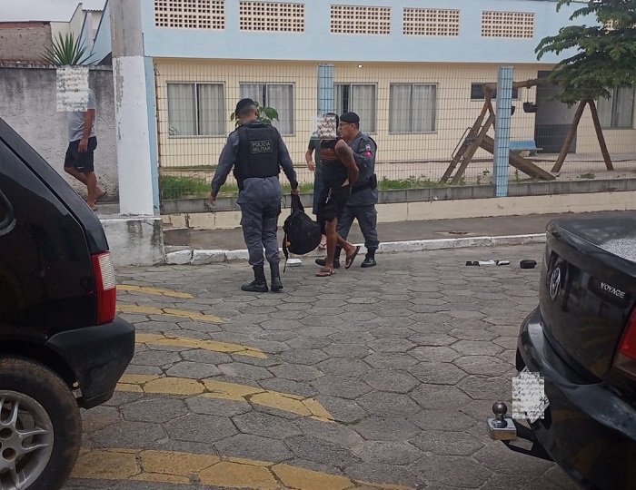 Homem leva surra de populares após assediar jovem no bairro Araçá