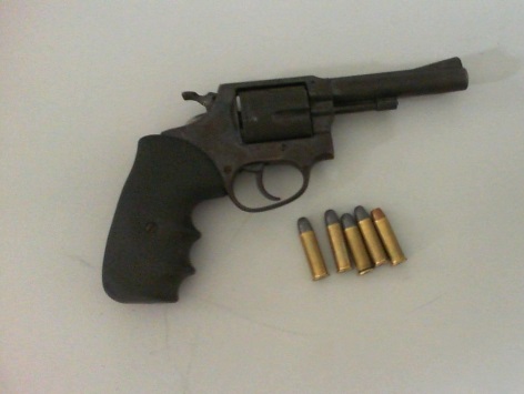 Flagrado com arma nas “Casinhas do Aviso” havia saído da cadeia 3 dias antes da abordagem