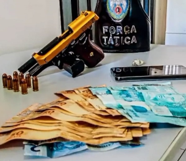 Jovem é detido com arma e dinheiro dentro de táxi em Linhares
