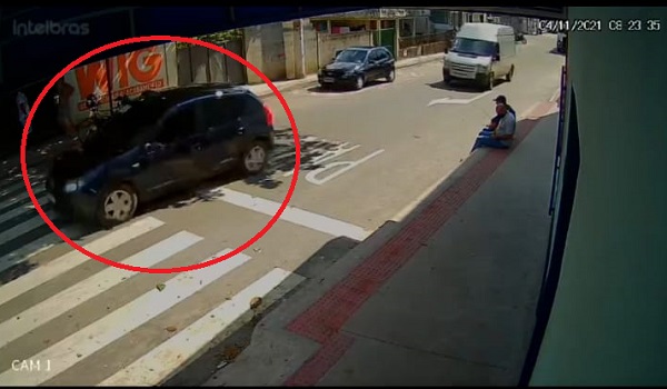 Vídeo: Ladrão furta Sandero à luz do dia em Linhares