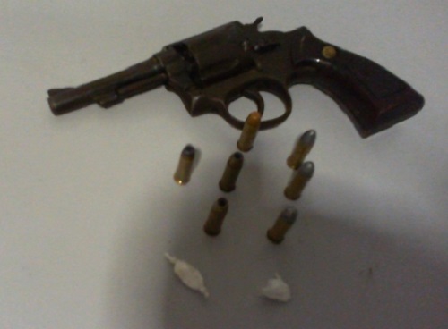 Força Tática apreende arma de fogo, droga e detém comerciante no Pontal do Ipiranga