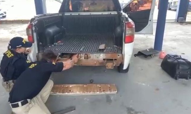 PRF apreende 19 kg de pasta base de cocaína, em Linhares 