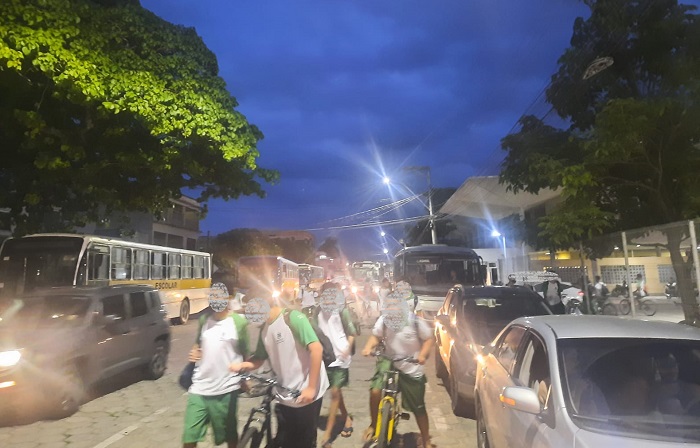 “Tumulto de veículos” e pedestres é rotina em avenida no bairro Shell