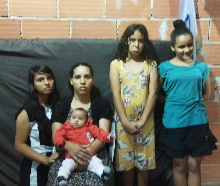 Desespero: Mãe de 4 filhas pede ajuda para a família em Linhares. 