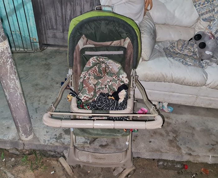 Bebê é encontrada suja, no frio e com fome no quintal de residência em Linhares. Foi de madrugada