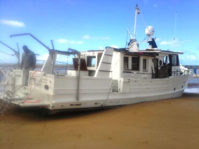Barco de luxo encalha na região de Pontal do Ipiranga
