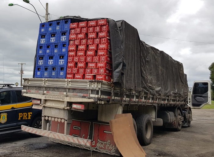 PRF apreende carga de cerveja em lata na BR-101