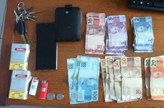Caminhoneiro bêbado é preso no Centro de Linhares. Ele tentava sair com o carro quando foi flagrado
