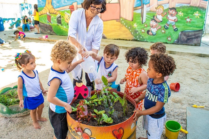 Que lindo! Alunos e servidores implantam horta e pomar em escola de Linhares