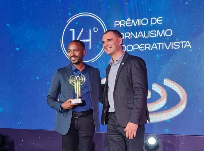 Comemorando com Isaac: Escolhido pelo júri, linharense vence 14º Prêmio de Jornalismo Cooperativista do ES