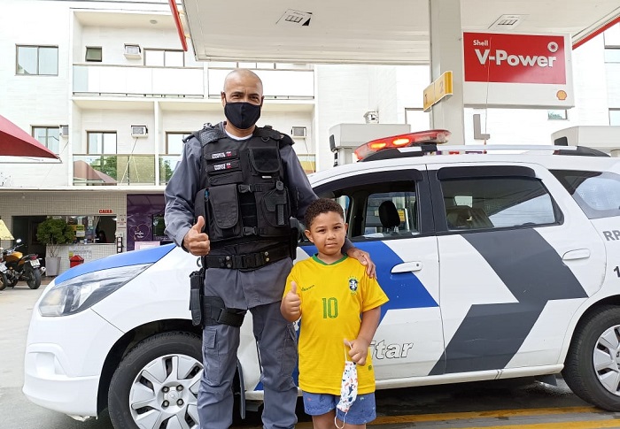 Garotinho corre até Policial Militar, e realiza sonho de “tirar foto” em Linhares