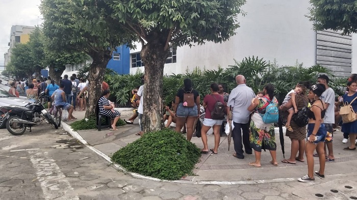 Filona “dobra” quarteirão na sede da Prefeitura de Linhares. Saiba o motivo