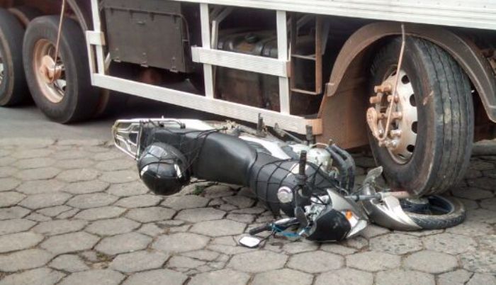 Impressionante: motociclista se joga de veículo atingido por caminhão. Confira os detalhes