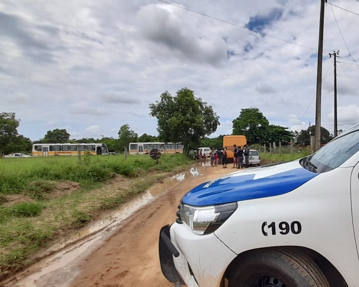 Moradores desbloqueiam estrada após promessa via telefone