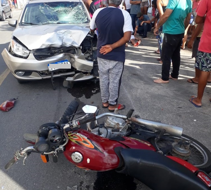 Dois feridos em acidente entre carro e moto no Interlagos