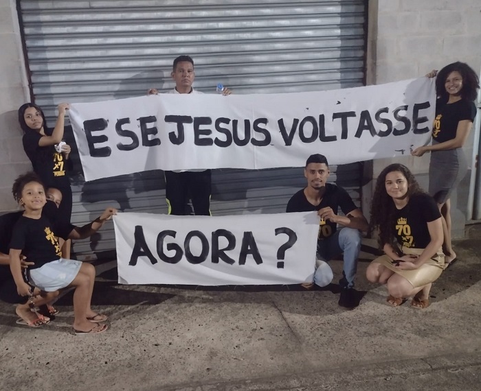 Evangélicos abordam jovens na entrada para show em Linhares, e perguntam: “E se Jesus voltasse agora?”