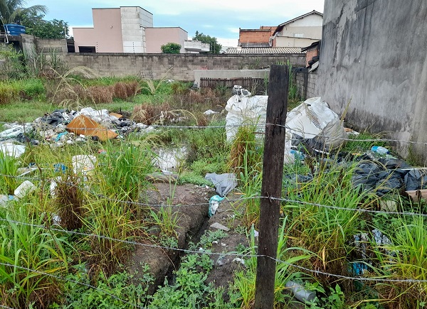 Leitora pede providências para limpeza de lote na Vila Isabel