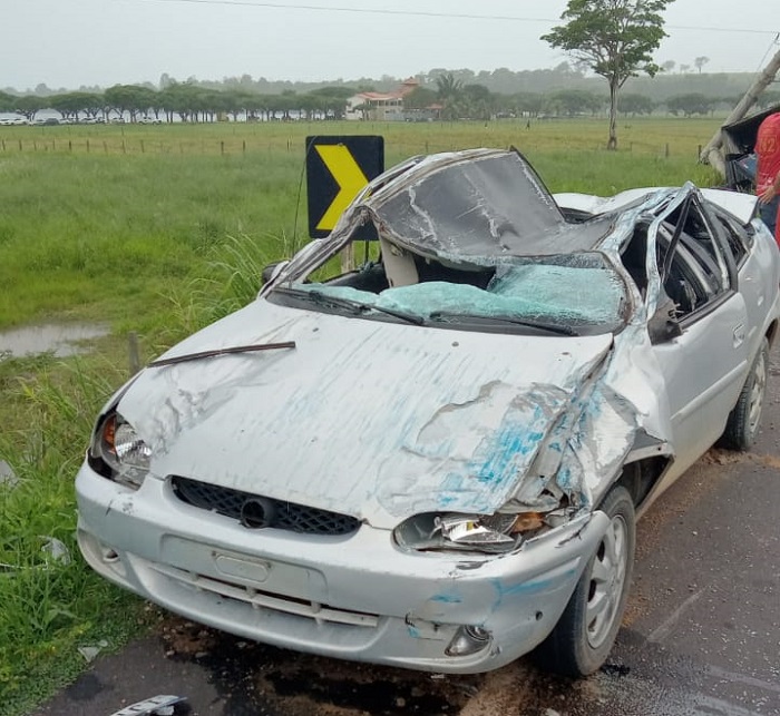 Acidente entre carreta e carro de passeio em frente a entrada da Lagoa Nova