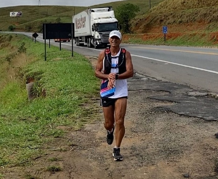 Maratonista Anselmo Perez passa por Linhares, 73º palco do Corre ES