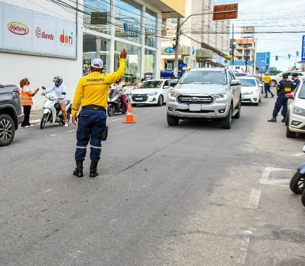 Trânsito: 5.532 infrações cometidas em Linhares em 2021. Dirigir falando ao celular e estacionar em local proibido lideram
