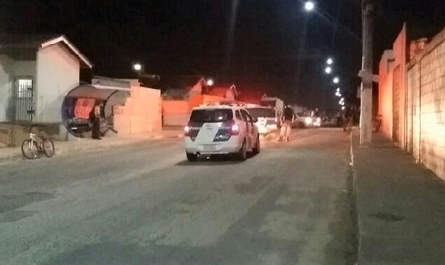 Jocafe: homem com camisa do Flamengo foge e deixa arma para trás. Comparsa foi detido