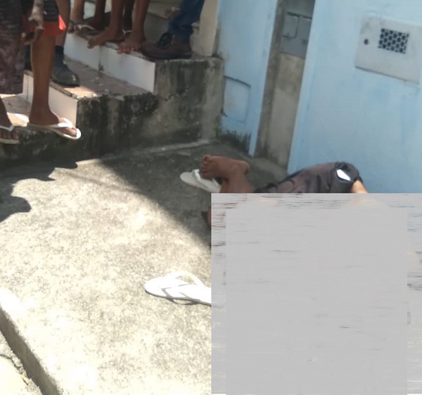 Baleado agoniza em calçada do Pó do Shell, à luz do dia
