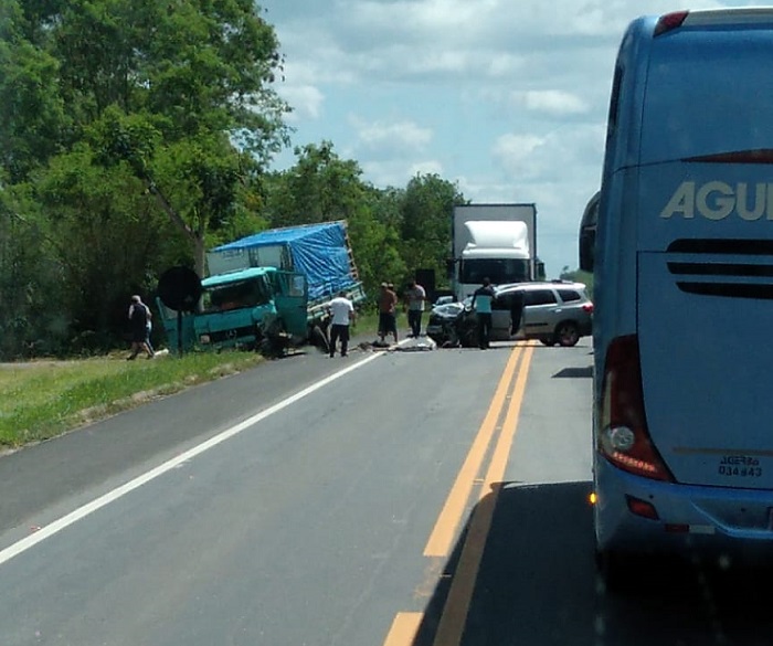 Spin e caminhão colidem na BR-101, no trecho da Vale