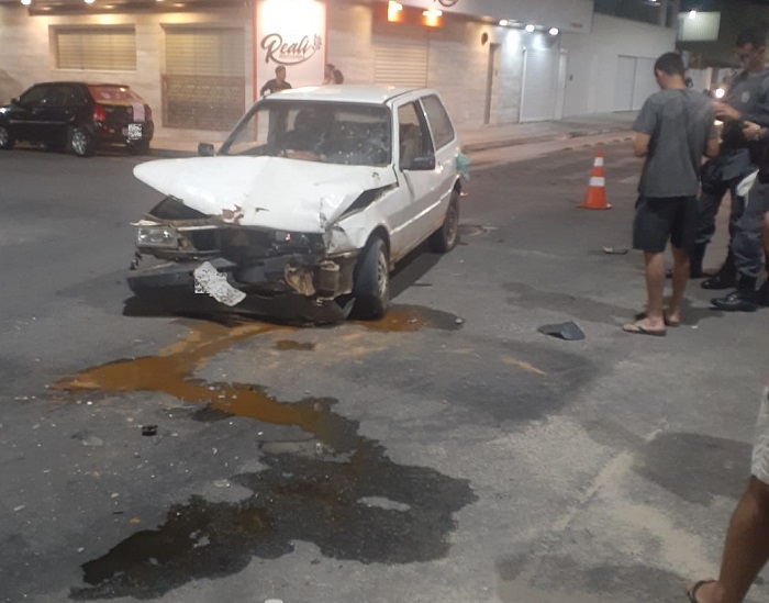 Colisão entre Uno e Corolla em movimentada via no Interlagos. Leitor viu tudo