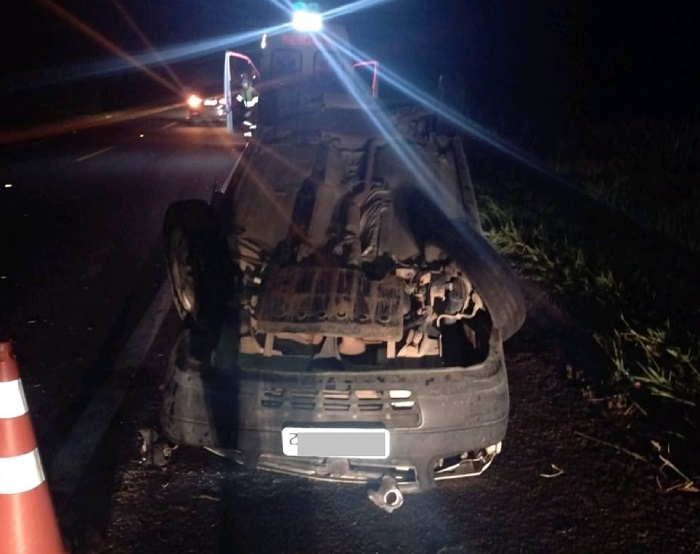 Fotos: Carro capota na BR-101 em Linhares