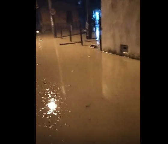 Vídeo: Chuva deixa famílias desabrigadas em Rio Quartel, interior de Linhares