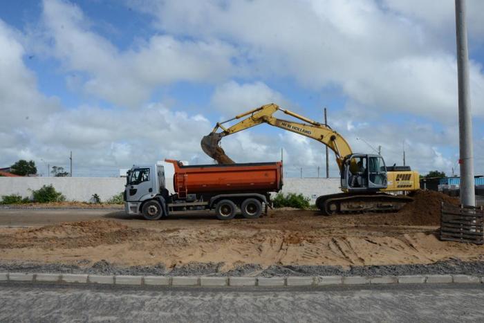 Forró Pontal 2014: começa montagem da estrutura da quadra do arrasta pé 