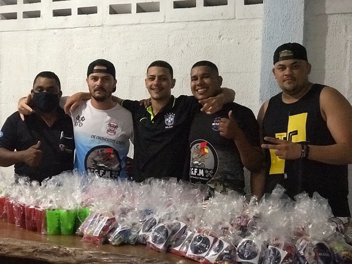  “Ajudar, não tem preço. Nem que seja com lembrancinha”, diz motoboy voluntário de Linhares