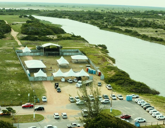 Sabadão: 9 atrações no palco em espaço arrojado no Pontal do Ipiranga, a praia mais agitada de Linhares