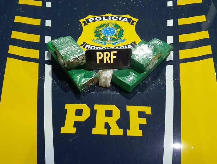 Mulher de 19 anos é presa com 2 Kg de maconha e 120 g de Crack em ônibus da Águia Branca