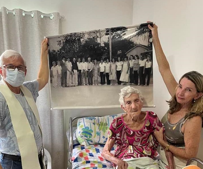 Padre se surpreende com matriarca e 16 filhos, todos vivos. Linhares