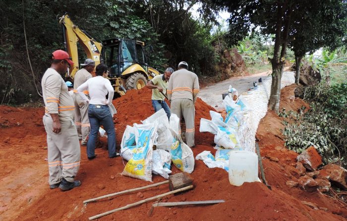 Área de risco em estrada da zona rural ganha muro de contenção