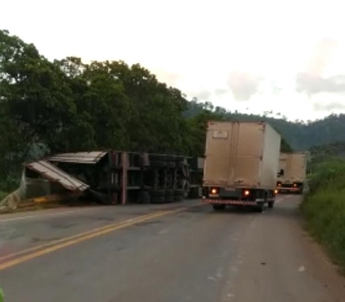 BR-259: Tombamento pouco antes de Baunilha, sentido Colatina