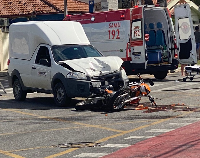 Mulher fica gravemente ferida em acidente entre moto e carro no bairro Shell