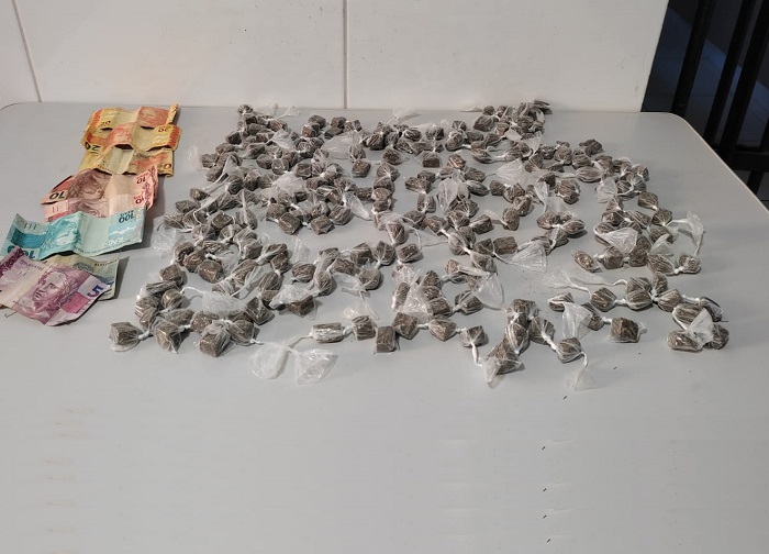 Buchas de maconha eram escondidas debaixo de bananeira em Linhares. Adolescente foi levado para a DRL