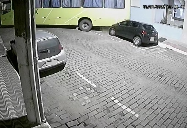 Ladrão trapalhão tenta furtar ônibus em Linhares e veículo “detona” carro estacionado