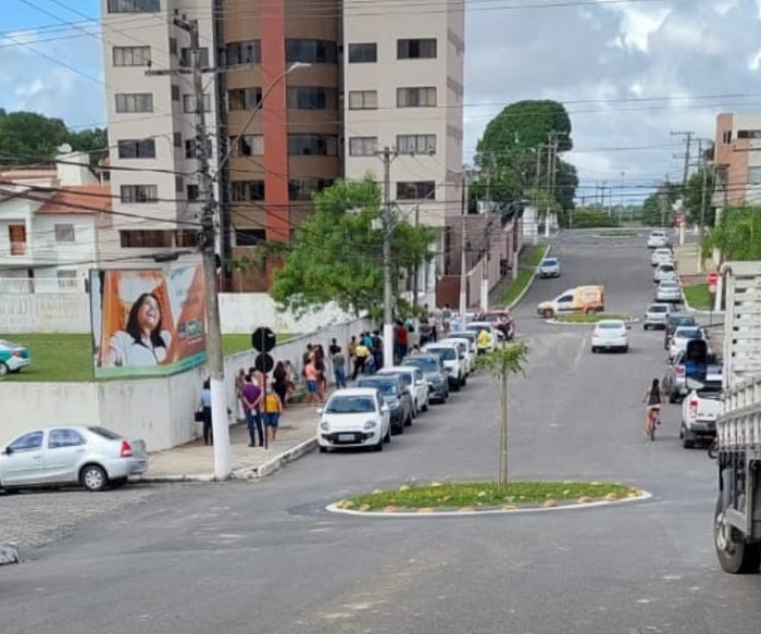 No Colina: População enfrenta fila que “dobra” quarteirão para fazer teste de Covid em Linhares