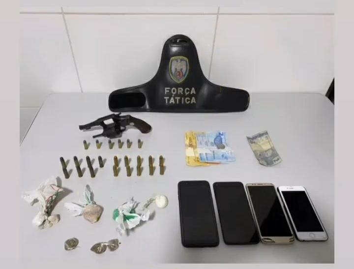 Força Tática chega chegando, apreende arma, munições, drogas, e detém 4 no Residencial Rio Doce