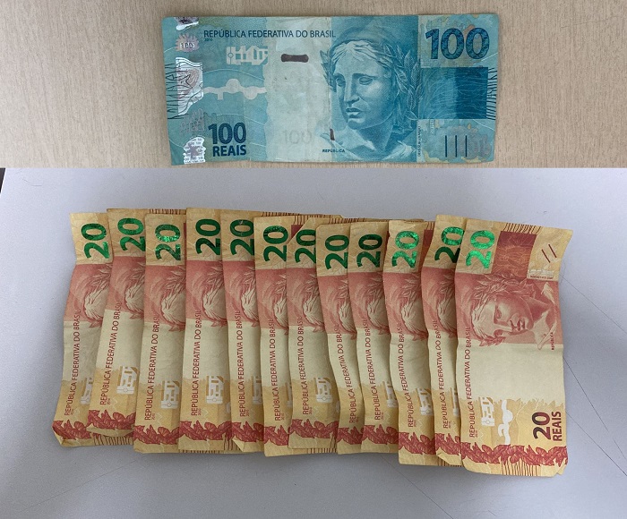 Dupla presa com cédulas falsas declara: 