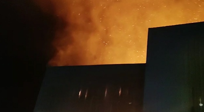 Vídeo: Incêndio destrói área de estoque de empresa de embalagens em Linhares